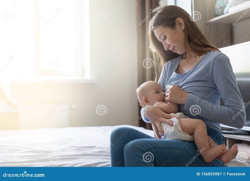 mae segurando bebe com sorriso feliz 1