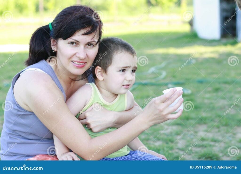 mae segurando bebe com sorriso radiante