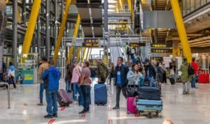 mala de mao em um aeroporto movimentado
