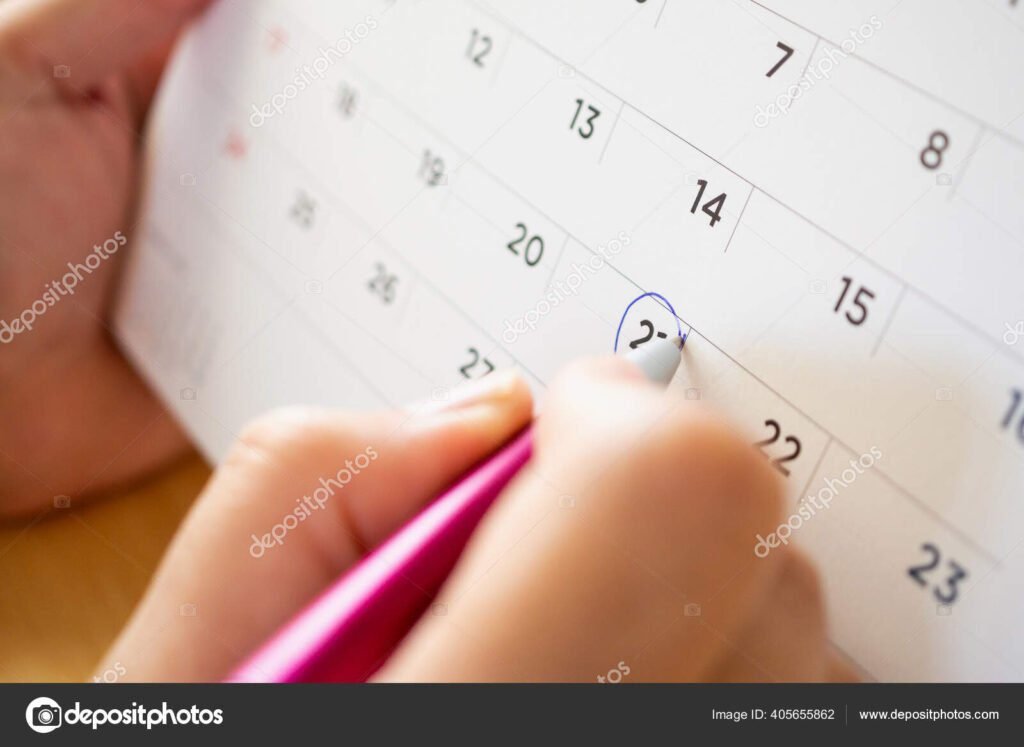 mao segurando um calendario de ferias