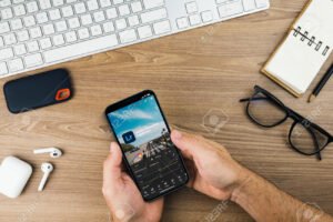 mao segurando um smartphone com aplicativo aberto