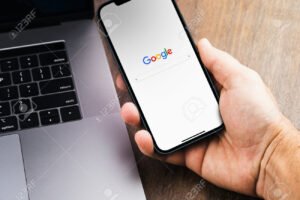mao segurando um smartphone com aplicativos