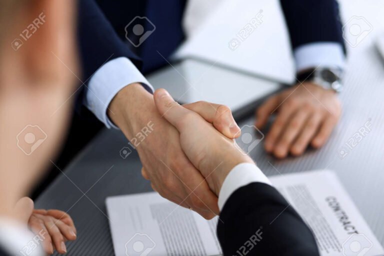 maos apertando um contrato de trabalho
