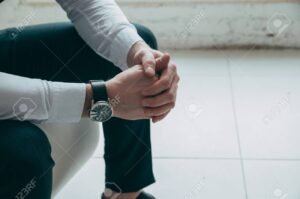 maos apertando um relogio em conjunto