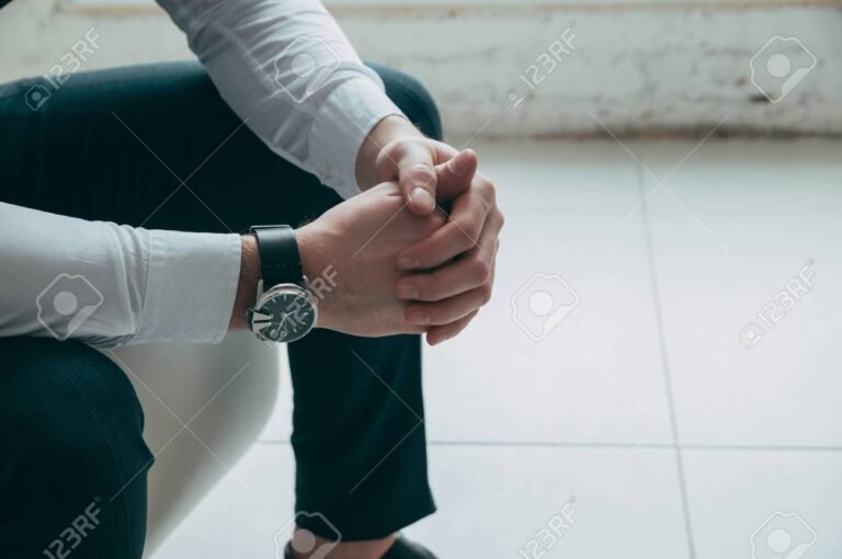 maos apertando um relogio em conjunto