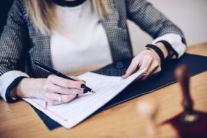 maos assinando um documento legal