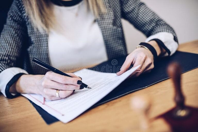 maos assinando um documento legal