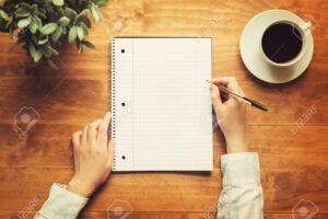 maos escrevendo em um bloco de notas