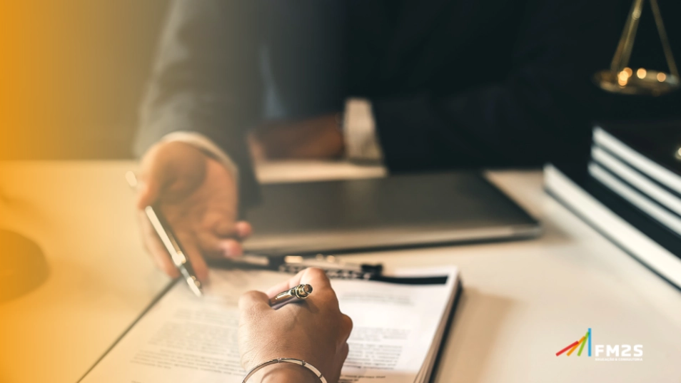 maos firmando um contrato de trabalho 1