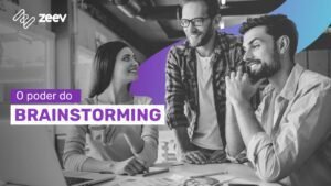 maos levantadas em um brainstorm colaborativo