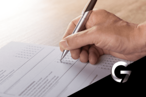 maos preenchendo um formulario de recurso