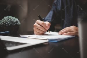 maos segurando documentos legais