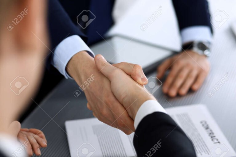maos segurando um contrato de trabalho