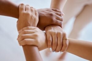 maos unidas em apoio e solidariedade