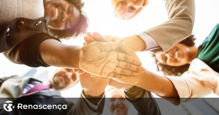 maos unidas em solidariedade e transparencia