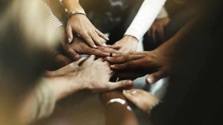 maos unidas simbolizando colaboracao e altruismo