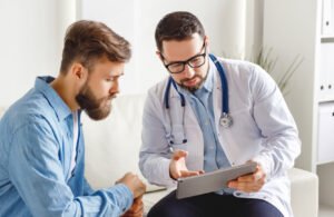 medico avaliando paciente em consultorio