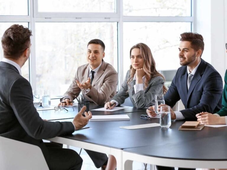 membro da cipa conversando em reuniao