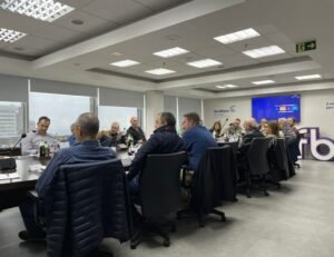 membros debatendo em uma reuniao de diretoria