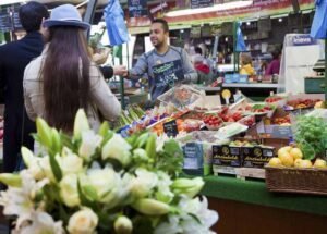 mercado movimentado no domingo a tarde