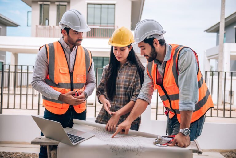 mestre de obras supervisionando construcao