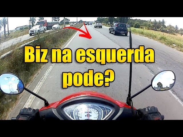 moto na faixa esquerda de uma rodovia