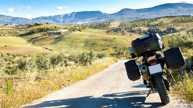 moto sem identificacao em uma estrada deserta