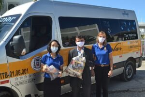 motorista de van escolar em acao