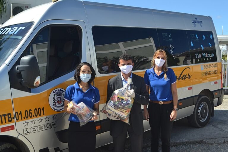 motorista de van escolar em acao