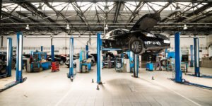 oficina mecanica moderna e bem equipada