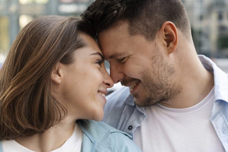 O que significa a frase «Enquanto você olha para outra, outro olha pra sua»