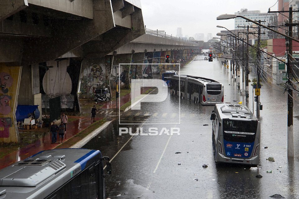 Por que a chuva atrapalhou a chegada do ônibus na sua rota