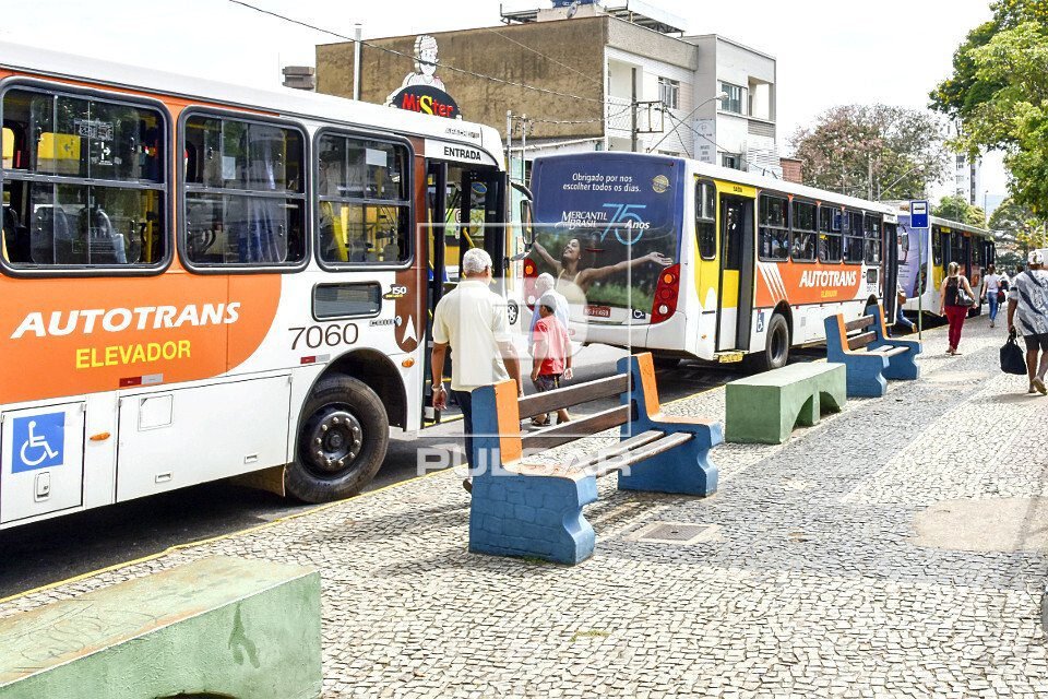 onibus parados em ponto de coletivo