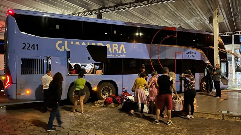 onibus viajando por uma estrada brasileira