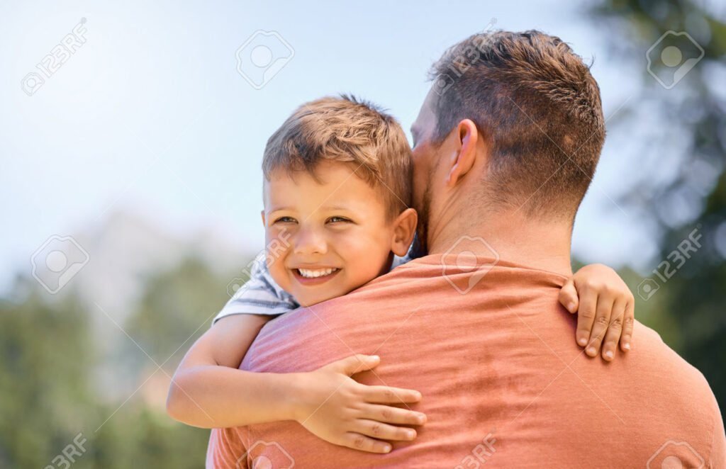 pai e filho juntos sorrindo ao ar livre