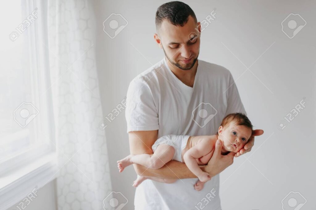 pai segurando bebe em momento afetivo