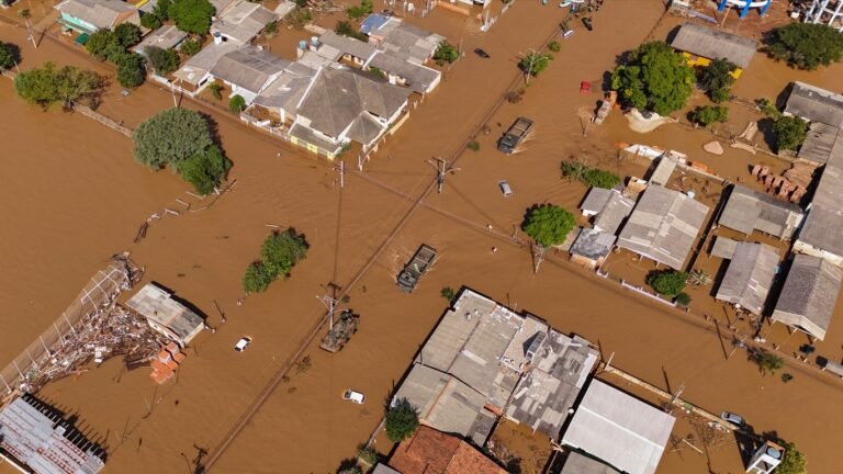 paisagem devastada por enchentes no sul