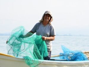 pescador artesanal em acao no mar