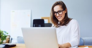 pessoa analisando oportunidades de emprego