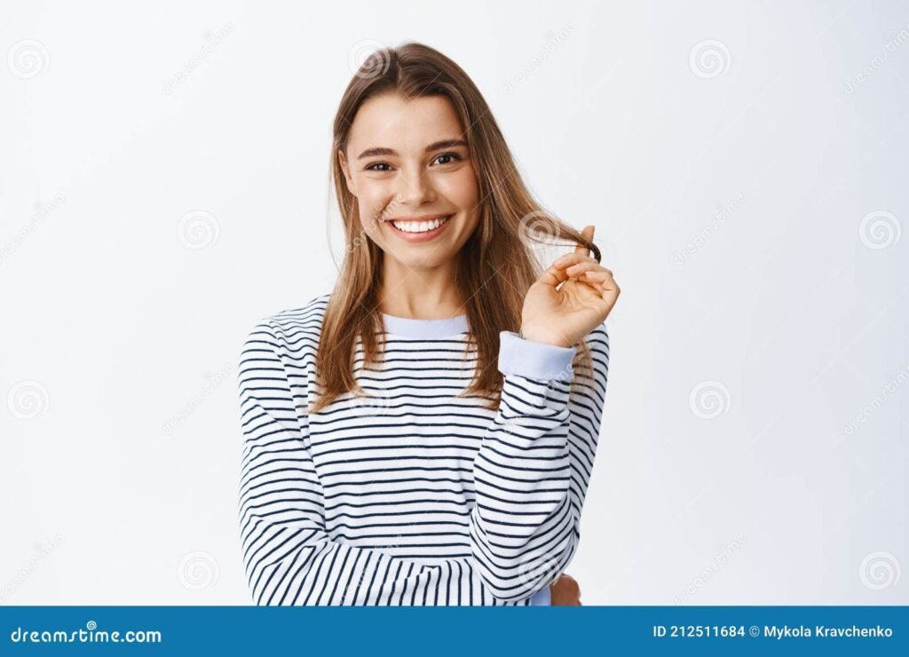 pessoa brincando com cabelo pensativa