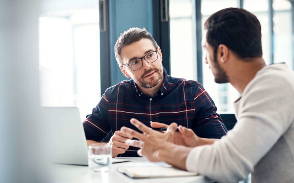 Como lidar com advertência por discussão com colega de trabalho