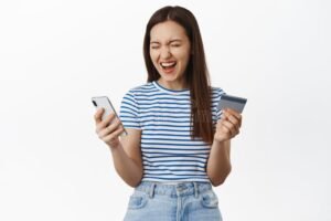 pessoa feliz recebendo dinheiro em caixa