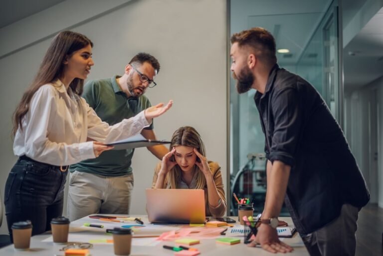 Como funciona uma advertência por faltar a reuniões