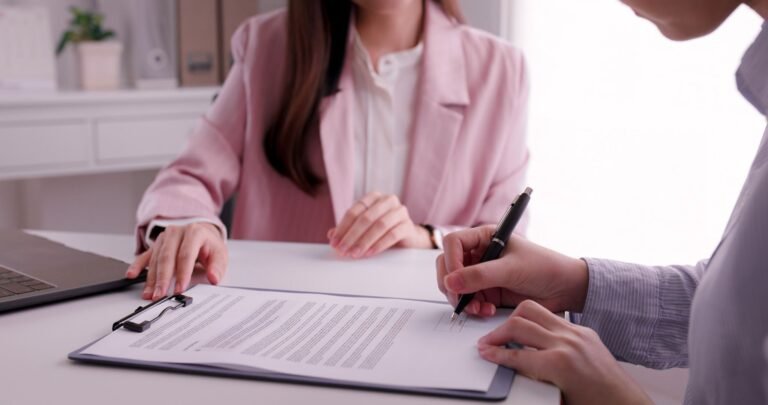 pessoa preenchendo formulario com documentos