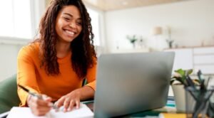 pessoa preenchendo formulario em ambiente tranquilo