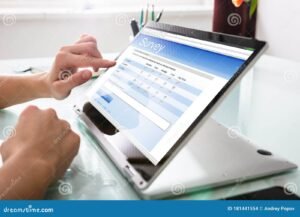 pessoa preenchendo formulario online
