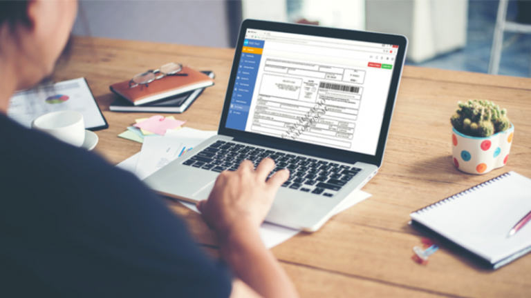 pessoa preenchendo nota fiscal em computador