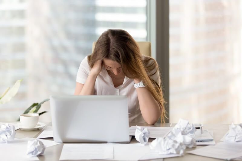 pessoa preocupada em ambiente de trabalho