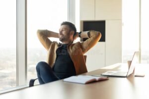 pessoa relaxando em um escritorio moderno