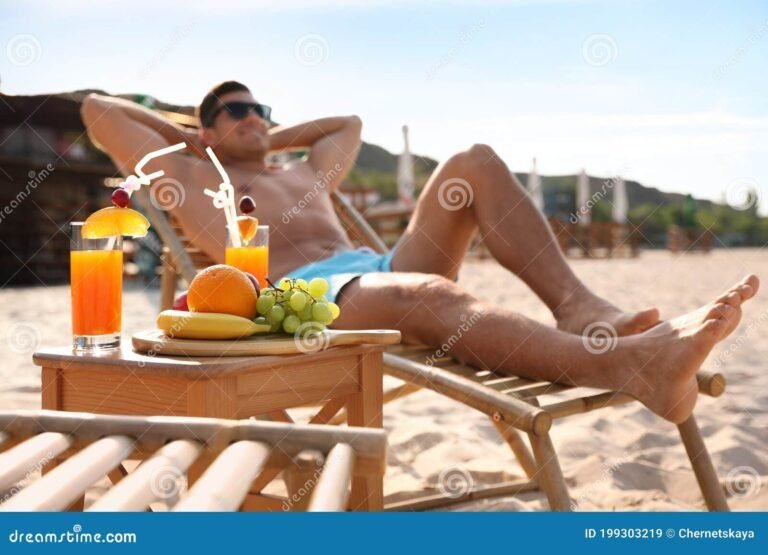 pessoa relaxando em uma praia ensolarada 2